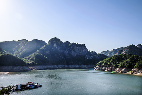 포토 JPG 주간 여행 자연 하늘 산 한국 풍경 사람없음 야외 여름 관광지 여름풍경 유람선 국내여행 단양 단양팔경 명승지 충주호 국내포토 자연요소 계절 아시아 호수 배_교통 생태계 충청북도 충주 파일형식 여름_계절
