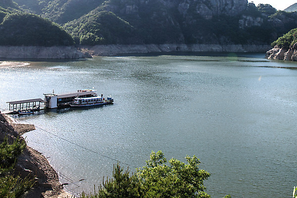 포토 JPG 주간 여행 자연 산 한국 풍경 사람없음 야외 여름 관광지 여름풍경 유람선 국내여행 단양 단양팔경 명승지 충주호 국내포토 자연요소 계절 아시아 호수 배_교통 생태계 충청북도 충주 파일형식 여름_계절