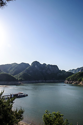 포토 JPG 주간 여행 자연 하늘 산 한국 풍경 사람없음 야외 여름 관광지 여름풍경 유람선 국내여행 단양 단양팔경 명승지 충주호 국내포토 자연요소 계절 아시아 호수 배_교통 생태계 충청북도 충주 파일형식 여름_계절