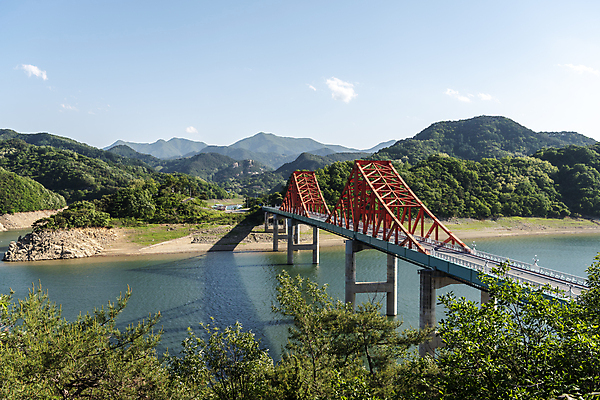 포토 JPG 주간 나무 무료이미지 여행 자연 하늘 한국 풍경 사람없음 야외 여름 관광지 맑음 여름풍경 국내여행 단양 단양팔경 명승지 옥순대교 옥순봉 충주호 국내포토 자연요소 식물 계절 아시아 호수 날씨 다리_건축물 생태계 봉우리 충청북도 제천 충주 파일형식 무료콘텐츠 여름_계절