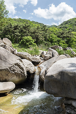 포토 JPG 주간 구름 여행 자연 하늘 한국 풍경 사람없음 야외 여름 관광지 맑음 여름풍경 바위 국내여행 단양 단양팔경 명승지 월악산 선암계곡 암각자 옥염대 명경대 중선암 국내포토 자연요소 계절 아시아 날씨 산 계곡 돌_바위 바위_돌 생태계 충청북도 석조물 파일형식 여름_계절