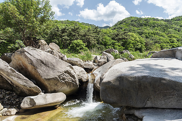 포토 JPG 주간 구름 여행 자연 하늘 한국 풍경 사람없음 야외 여름 관광지 맑음 여름풍경 바위 국내여행 단양 단양팔경 명승지 월악산 선암계곡 암각자 옥염대 명경대 국내포토 자연요소 계절 아시아 날씨 산 계곡 돌_바위 바위_돌 생태계 충청북도 석조물 파일형식 여름_계절