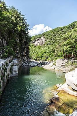 포토 JPG 주간 구름 여행 자연 하늘 한국 풍경 사람없음 야외 여름 관광지 맑음 여름풍경 바위 국내여행 단양 단양팔경 명승지 월악산 선암계곡 암각자 옥염대 명경대 중선암 국내포토 자연요소 계절 아시아 날씨 산 계곡 돌_바위 바위_돌 생태계 충청북도 석조물 파일형식 여름_계절