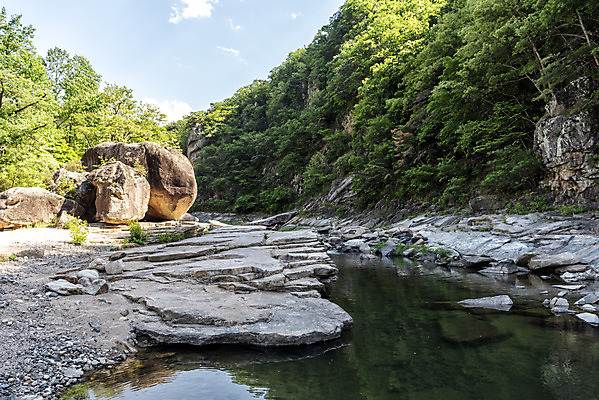 포토 JPG 주간 여행 자연 한국 풍경 사람없음 야외 여름 관광지 맑음 여름풍경 바위 국내여행 단양 단양팔경 명승지 월악산 선암계곡 암각자 하선암 국내포토 자연요소 계절 아시아 날씨 산 계곡 돌_바위 생태계 충청북도 석조물 파일형식 여름_계절