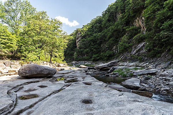 포토 JPG 주간 여행 자연 한국 풍경 사람없음 야외 여름 관광지 맑음 여름풍경 바위 국내여행 단양 단양팔경 명승지 월악산 선암계곡 암각자 하선암 국내포토 자연요소 계절 아시아 날씨 산 계곡 돌_바위 생태계 충청북도 석조물 파일형식 여름_계절