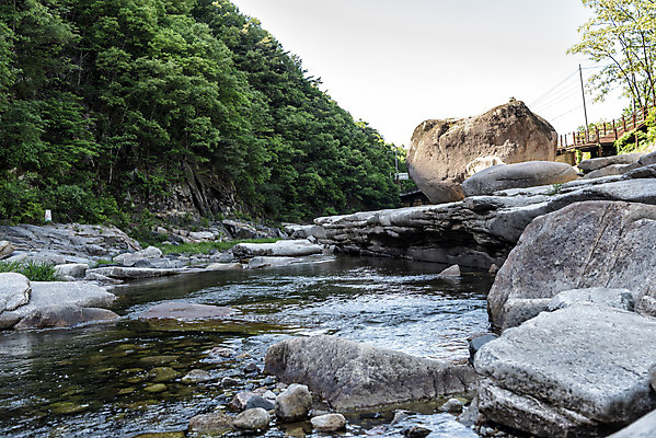 포토 JPG 주간 여행 자연 한국 풍경 사람없음 야외 여름 관광지 맑음 여름풍경 바위 국내여행 단양 단양팔경 명승지 월악산 선암계곡 암각자 하선암 국내포토 자연요소 계절 아시아 날씨 산 계곡 돌_바위 생태계 충청북도 석조물 파일형식 여름_계절