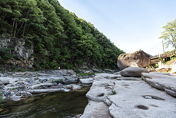 포토 JPG 주간 여행 자연 한국 풍경 사람없음 야외 여름 관광지 맑음 여름풍경 바위 국내여행 단양 단양팔경 명승지 월악산 선암계곡 암각자 하선암 국내포토 자연요소 계절 아시아 날씨 산 계곡 돌_바위 생태계 충청북도 석조물 파일형식 여름_계절