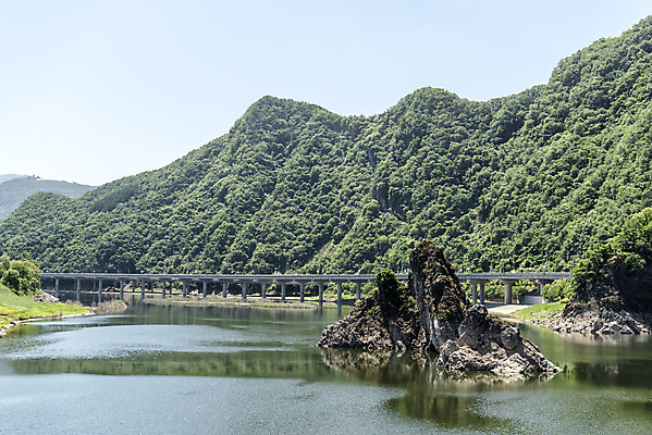 포토 JPG 주간 여행 자연 하늘 한국 풍경 사람없음 야외 여름 관광지 강 맑음 여름풍경 바위 국내여행 단양 단양팔경 도담삼봉 명승지 국내포토 자연요소 계절 아시아 날씨 돌_바위 생태계 충청북도 파일형식 여름_계절