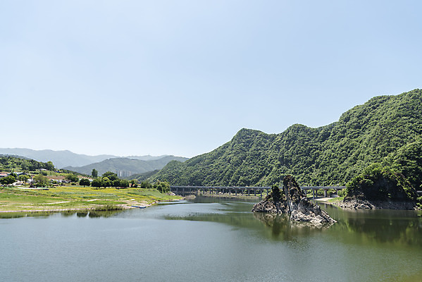 포토 JPG 주간 여행 자연 하늘 한국 풍경 사람없음 야외 여름 관광지 강 맑음 여름풍경 바위 국내여행 단양 단양팔경 도담삼봉 명승지 국내포토 자연요소 계절 아시아 날씨 돌_바위 생태계 충청북도 파일형식 여름_계절