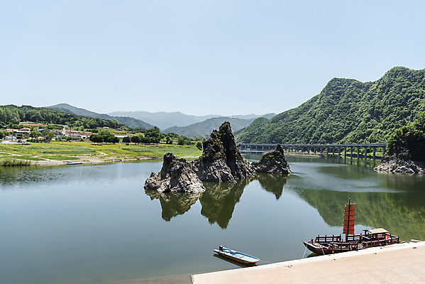 포토 JPG 주간 여행 자연 하늘 한국 풍경 사람없음 야외 여름 관광지 강 맑음 여름풍경 바위 국내여행 단양 단양팔경 도담삼봉 명승지 국내포토 자연요소 계절 아시아 날씨 돌_바위 생태계 충청북도 파일형식 여름_계절
