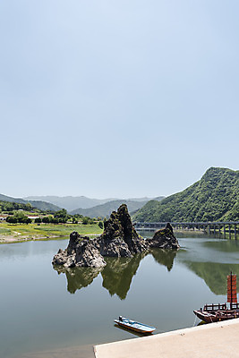 포토 JPG 주간 여행 자연 하늘 한국 풍경 사람없음 야외 여름 관광지 강 맑음 여름풍경 바위 국내여행 단양 단양팔경 도담삼봉 명승지 국내포토 자연요소 계절 아시아 날씨 돌_바위 생태계 충청북도 파일형식 여름_계절