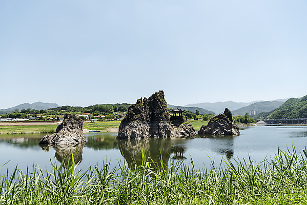 포토 JPG 주간 여행 자연 하늘 한국 풍경 사람없음 야외 여름 관광지 강 맑음 여름풍경 바위 국내여행 단양 단양팔경 도담삼봉 명승지 국내포토 자연요소 계절 아시아 날씨 돌_바위 생태계 충청북도 파일형식 여름_계절
