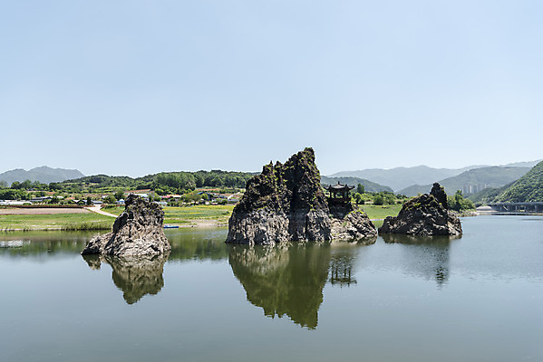 포토 JPG 주간 여행 자연 하늘 한국 풍경 사람없음 야외 여름 관광지 강 맑음 여름풍경 바위 국내여행 단양 단양팔경 도담삼봉 명승지 국내포토 자연요소 계절 아시아 날씨 돌_바위 생태계 충청북도 파일형식 여름_계절