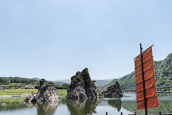 포토 JPG 주간 여행 자연 하늘 한국 풍경 사람없음 야외 여름 관광지 강 맑음 여름풍경 바위 나룻배 돛대 국내여행 단양 단양팔경 도담삼봉 명승지 국내포토 자연요소 계절 아시아 배_교통 날씨 돌_바위 생태계 충청북도 파일형식 여름_계절