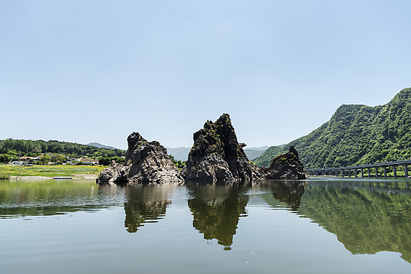 포토 JPG 주간 여행 자연 하늘 한국 풍경 사람없음 야외 여름 관광지 강 맑음 여름풍경 바위 국내여행 단양 단양팔경 도담삼봉 명승지 국내포토 자연요소 계절 아시아 날씨 돌_바위 생태계 충청북도 파일형식 여름_계절