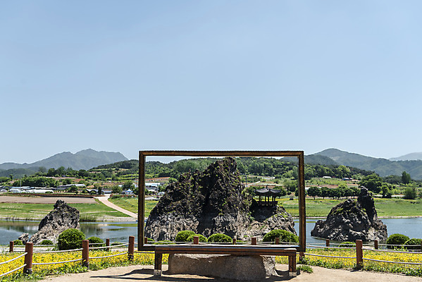 포토 JPG 주간 꽃 여행 자연 하늘 프레임 한국 풍경 사람없음 야외 여름 관광지 강 맑음 여름풍경 바위 국내여행 단양 단양팔경 도담삼봉 명승지 국내포토 자연요소 식물 계절 아시아 날씨 돌_바위 생태계 충청북도 파일형식 여름_계절