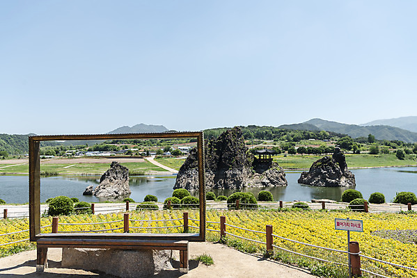 포토 JPG 주간 꽃 여행 자연 하늘 프레임 한국 풍경 사람없음 야외 여름 관광지 강 맑음 여름풍경 바위 국내여행 단양 단양팔경 도담삼봉 명승지 국내포토 자연요소 식물 계절 아시아 날씨 돌_바위 생태계 충청북도 파일형식 여름_계절