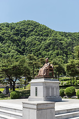 포토 JPG 주간 나무 여행 자연 한국 풍경 사람없음 야외 여름 관광지 동상 맑음 여름풍경 국내여행 단양 단양팔경 도담삼봉 명승지 정도전 국내포토 자연요소 식물 계절 아시아 날씨 조형물 생태계 기념물 충청북도 학자 파일형식 여름_계절
