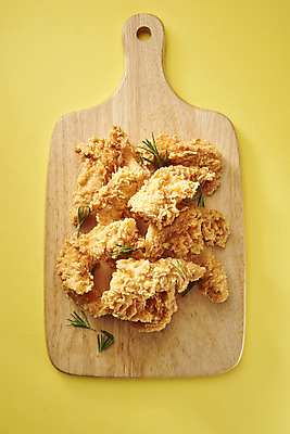 포토 JPG 스튜디오촬영 실내 사람없음 하이앵글 치킨 프라이드치킨 오브젝트 야식 나무도마 노란배경 플랫레이 국내포토 뷰포인트 백그라운드 도마 내부 목재 노란색 플랫 닭고기요리 파일형식