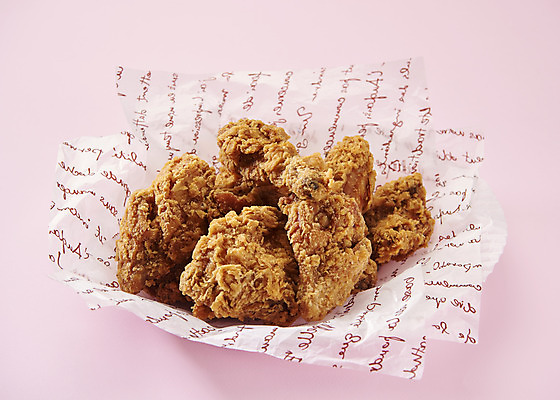 포토 JPG 스튜디오촬영 실내 사람없음 치킨 프라이드치킨 오브젝트 야식 분홍색배경 국내포토 분홍색 백그라운드 내부 닭고기요리 파일형식