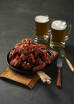 포토 JPG 스튜디오촬영 포크 검은배경 생맥주 실내 사람없음 치킨 양념치킨 오브젝트 야식 나무도마 치맥 국내포토 식기 백그라운드 도마 맥주 내부 목재 검은색 닭고기요리 파일형식