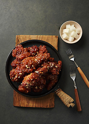 포토 JPG 스튜디오촬영 포크 검은배경 실내 사람없음 하이앵글 치킨 양념치킨 오브젝트 야식 나무도마 치킨무 플랫레이 국내포토 식기 음식 뷰포인트 백그라운드 도마 내부 목재 검은색 플랫 닭고기요리 파일형식