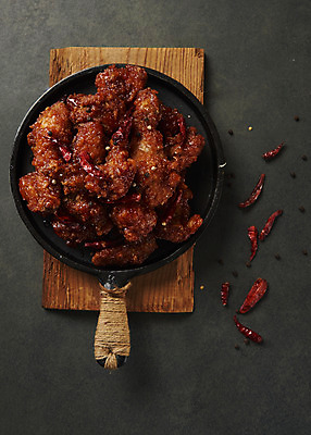 포토 JPG 스튜디오촬영 검은배경 실내 사람없음 하이앵글 치킨 양념치킨 오브젝트 매움 야식 나무도마 말린고추 플랫레이 국내포토 뷰포인트 백그라운드 고추 도마 내부 목재 검은색 플랫 맛 닭고기요리 파일형식