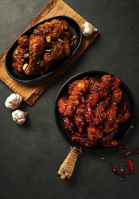 포토 JPG 스튜디오촬영 검은배경 실내 마늘 사람없음 하이앵글 치킨 양념치킨 프라이팬 오브젝트 야식 나무도마 말린고추 플랫레이 국내포토 뷰포인트 백그라운드 채소 고추 주방용품 도마 내부 목재 검은색 플랫 닭고기요리 파일형식