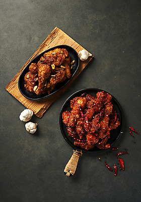 포토 JPG 스튜디오촬영 검은배경 실내 마늘 사람없음 하이앵글 치킨 양념치킨 프라이팬 오브젝트 야식 나무도마 말린고추 플랫레이 국내포토 뷰포인트 백그라운드 채소 고추 주방용품 도마 내부 목재 검은색 플랫 닭고기요리 파일형식