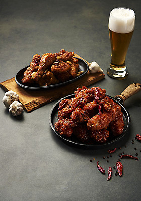 포토 JPG 스튜디오촬영 검은배경 생맥주 실내 마늘 사람없음 치킨 양념치킨 프라이팬 오브젝트 야식 나무도마 말린고추 치맥 국내포토 백그라운드 채소 고추 주방용품 도마 맥주 내부 목재 검은색 닭고기요리 파일형식