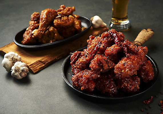 포토 JPG 스튜디오촬영 검은배경 생맥주 실내 마늘 사람없음 치킨 양념치킨 프라이팬 오브젝트 야식 나무도마 치맥 국내포토 백그라운드 채소 주방용품 도마 맥주 내부 목재 검은색 닭고기요리 파일형식