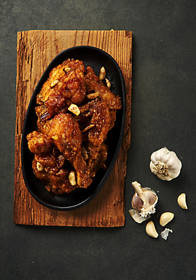 포토 JPG 스튜디오촬영 검은배경 실내 마늘 사람없음 하이앵글 치킨 양념치킨 오브젝트 야식 나무도마 플랫레이 국내포토 뷰포인트 백그라운드 채소 도마 내부 목재 검은색 플랫 닭고기요리 파일형식