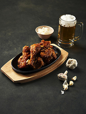 포토 JPG 스튜디오촬영 검은배경 생맥주 실내 마늘 사람없음 치킨 양념치킨 오브젝트 야식 치킨무 치맥 국내포토 음식 백그라운드 채소 맥주 내부 검은색 닭고기요리 파일형식