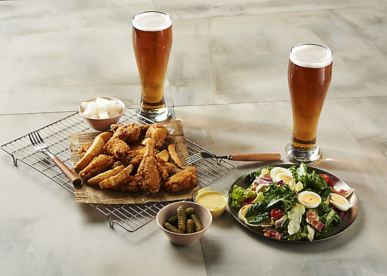 포토 JPG 스튜디오촬영 바닥 생맥주 실내 사람없음 치킨 프라이드치킨 샐러드 소스 오브젝트 야식 치킨무 치맥 국내포토 음식 맥주 내부 양념 닭고기요리 파일형식