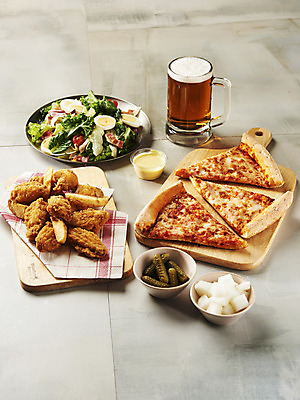 포토 JPG 스튜디오촬영 바닥 생맥주 피자 실내 사람없음 치킨 프라이드치킨 샐러드 소스 오브젝트 야식 나무도마 치킨무 치맥 피맥 국내포토 음식 도마 맥주 패스트푸드 서양음식 내부 목재 양념 닭고기요리 파일형식