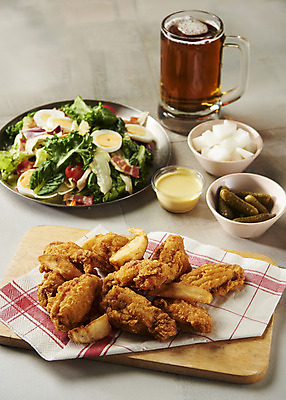 포토 JPG 스튜디오촬영 바닥 생맥주 실내 사람없음 치킨 프라이드치킨 샐러드 소스 오브젝트 야식 나무도마 치킨무 치맥 국내포토 음식 도마 맥주 내부 목재 양념 닭고기요리 파일형식