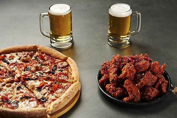 포토 JPG 스튜디오촬영 검은배경 생맥주 피자 실내 사람없음 치킨 양념치킨 오브젝트 야식 치맥 피맥 국내포토 백그라운드 맥주 패스트푸드 서양음식 내부 검은색 닭고기요리 파일형식