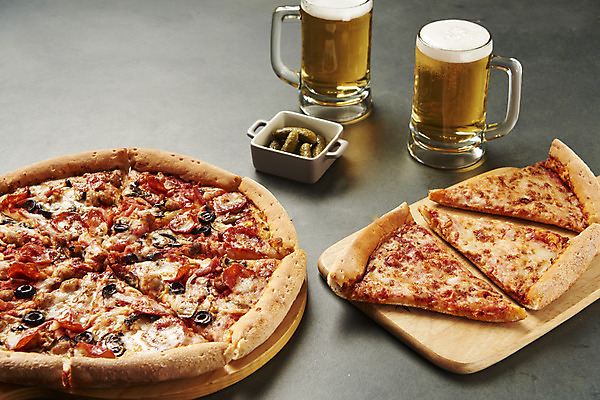 포토 JPG 스튜디오촬영 검은배경 생맥주 피자 실내 사람없음 치킨 양념치킨 오브젝트 야식 나무도마 치맥 피맥 국내포토 백그라운드 도마 맥주 패스트푸드 서양음식 내부 목재 검은색 닭고기요리 파일형식