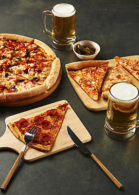 포토 JPG 스튜디오촬영 포크 검은배경 생맥주 피자 실내 사람없음 나이프 오브젝트 야식 나무도마 피맥 국내포토 식기 백그라운드 도마 맥주 패스트푸드 서양음식 내부 목재 검은색 칼 파일형식