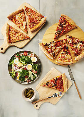 포토 JPG 스튜디오촬영 포크 바닥 피자 실내 사람없음 하이앵글 샐러드 나이프 오브젝트 야식 나무도마 플랫레이 국내포토 식기 음식 뷰포인트 도마 패스트푸드 서양음식 내부 목재 플랫 칼 파일형식