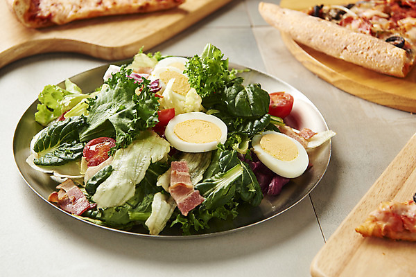 포토 JPG 스튜디오촬영 바닥 피자 실내 사람없음 샐러드 오브젝트 야식 나무도마 국내포토 음식 도마 패스트푸드 서양음식 내부 목재 파일형식