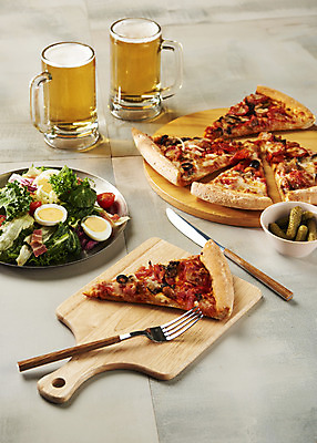 포토 JPG 스튜디오촬영 포크 바닥 생맥주 피자 실내 사람없음 샐러드 나이프 오브젝트 야식 나무도마 피맥 국내포토 식기 음식 도마 맥주 패스트푸드 서양음식 내부 목재 칼 파일형식