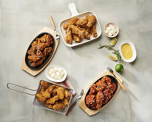 포토 JPG 스튜디오촬영 포크 바닥 실내 사람없음 하이앵글 치킨 프라이드치킨 소스 오브젝트 야식 라임 치킨무 플랫레이 국내포토 식기 음식 뷰포인트 과일 내부 양념 플랫 닭고기요리 파일형식