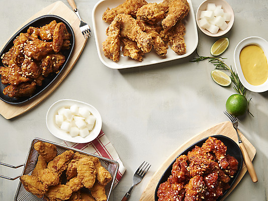 포토 JPG 스튜디오촬영 포크 바닥 실내 사람없음 하이앵글 치킨 프라이드치킨 소스 오브젝트 야식 라임 치킨무 플랫레이 국내포토 식기 음식 뷰포인트 과일 내부 양념 플랫 닭고기요리 파일형식