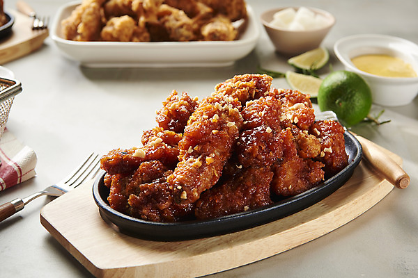 포토 JPG 스튜디오촬영 포크 바닥 실내 사람없음 아웃포커스 치킨 프라이드치킨 소스 오브젝트 야식 라임 치킨무 국내포토 식기 음식 과일 촬영기법 내부 양념 닭고기요리 파일형식