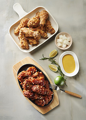 포토 JPG 스튜디오촬영 포크 바닥 실내 사람없음 하이앵글 치킨 프라이드치킨 소스 오브젝트 야식 라임 치킨무 플랫레이 국내포토 식기 음식 뷰포인트 과일 내부 양념 플랫 닭고기요리 파일형식