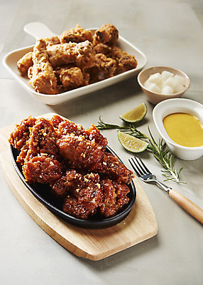 포토 JPG 스튜디오촬영 포크 바닥 실내 사람없음 치킨 프라이드치킨 소스 오브젝트 야식 라임 치킨무 국내포토 식기 음식 과일 내부 양념 닭고기요리 파일형식