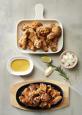 포토 JPG 스튜디오촬영 바닥 실내 사람없음 하이앵글 치킨 프라이드치킨 소스 오브젝트 야식 라임 치킨무 플랫레이 국내포토 음식 뷰포인트 과일 내부 양념 플랫 닭고기요리 파일형식