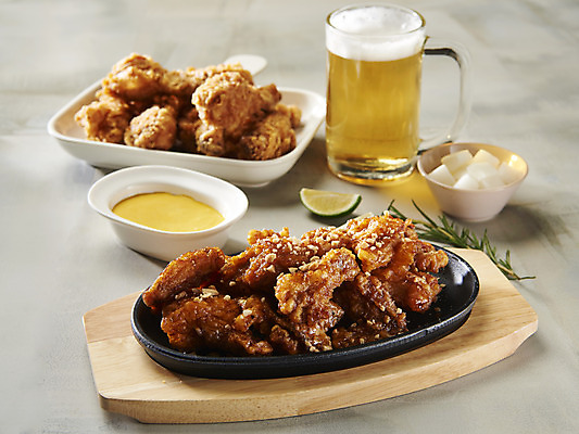 포토 JPG 스튜디오촬영 바닥 생맥주 실내 사람없음 치킨 프라이드치킨 소스 오브젝트 야식 치킨무 치맥 국내포토 음식 맥주 내부 양념 닭고기요리 파일형식