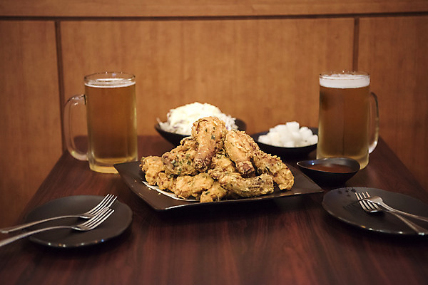 포토 JPG 접시 포크 생맥주 실내 사람없음 식당 치킨 프라이드치킨 오브젝트 야식 치맥 국내포토 식기 맥주 내부 상점 닭고기요리 파일형식